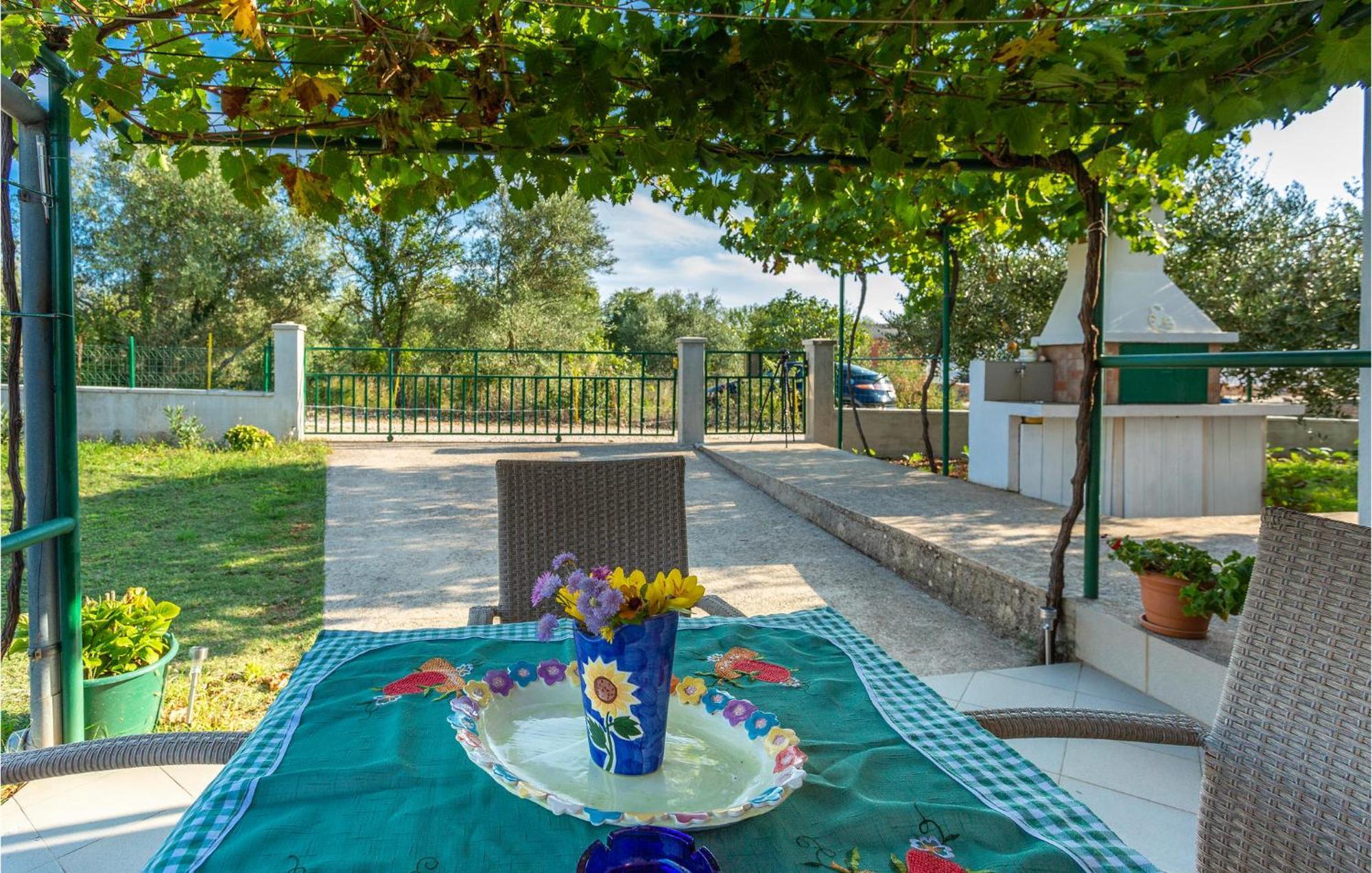 1 Bedroom Beautiful Apartment In Linardići Extérieur photo